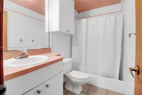 Villa ou maison à vendre à Miami, Floride: 4 chambres, 226.22 m2 № 1969290 - photo 28