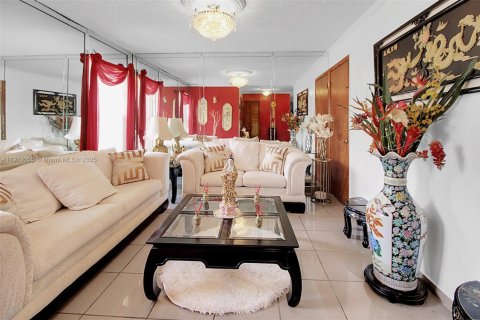 Villa ou maison à vendre à Miami, Floride: 4 chambres, 226.22 m2 № 1969290 - photo 10