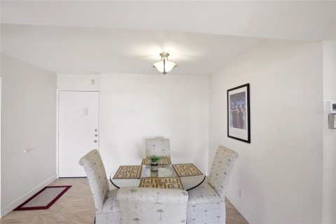 Condo in North Fort Myers, Florida, 2 bedrooms № 2107100 - photo 12