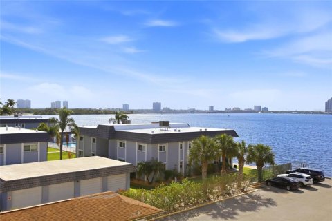 Condo in North Fort Myers, Florida, 2 bedrooms № 2107100 - photo 10