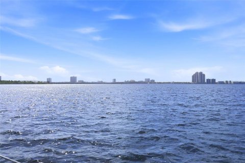 Condo in North Fort Myers, Florida, 2 bedrooms № 2107100 - photo 9