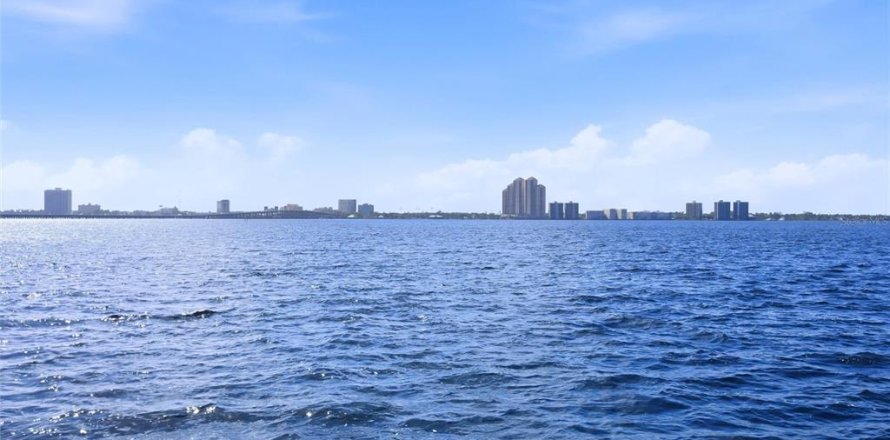 Condo in North Fort Myers, Florida, 2 bedrooms № 2107100