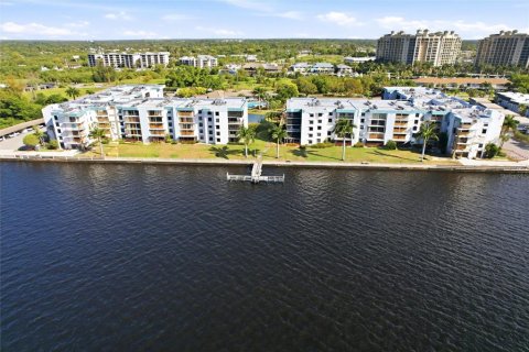 Condo in North Fort Myers, Florida, 2 bedrooms № 2107100 - photo 8