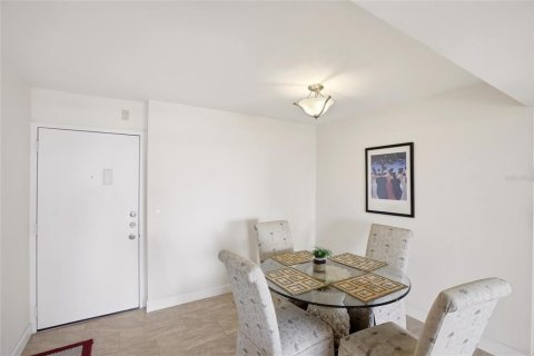 Condo in North Fort Myers, Florida, 2 bedrooms № 2107100 - photo 13