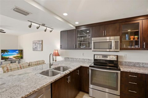 Condo in North Fort Myers, Florida, 2 bedrooms № 2107100 - photo 15