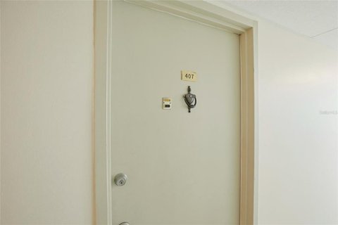Condo in North Fort Myers, Florida, 2 bedrooms № 2107100 - photo 11