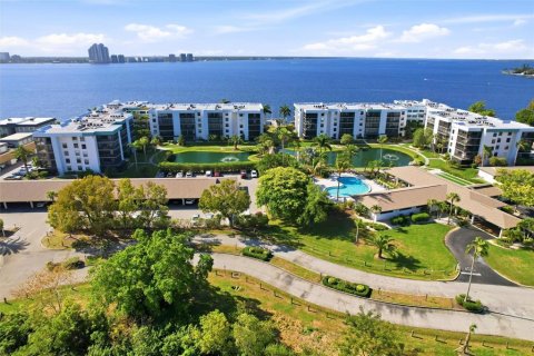 Condo in North Fort Myers, Florida, 2 bedrooms № 2107100 - photo 6