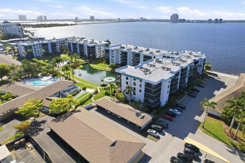 Condo in North Fort Myers, Florida, 2 bedrooms № 2107100 - photo 7