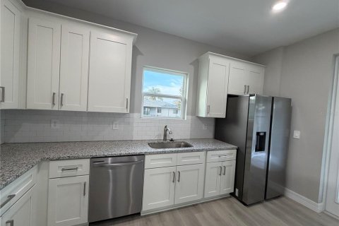 Villa ou maison à louer à Palm Bay, Floride: 4 chambres, 194.35 m2 № 2167051 - photo 13