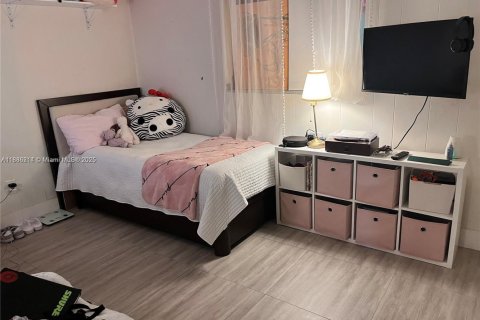 House in Miami, Florida 4 bedrooms № 1932327 - photo 7