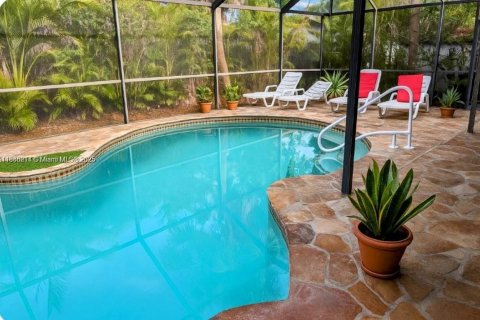 House in Miami, Florida 4 bedrooms № 1932327 - photo 1