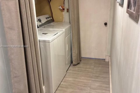House in Miami, Florida 4 bedrooms № 1932327 - photo 12