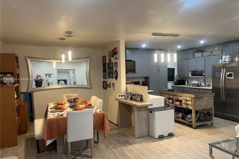 House in Miami, Florida 4 bedrooms № 1932327 - photo 3