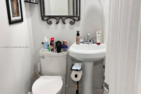 House in Miami, Florida 4 bedrooms № 1932327 - photo 11