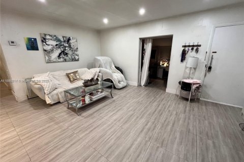 House in Miami, Florida 4 bedrooms № 1932327 - photo 4