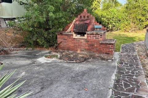 House in Miami, Florida 4 bedrooms № 1932327 - photo 13