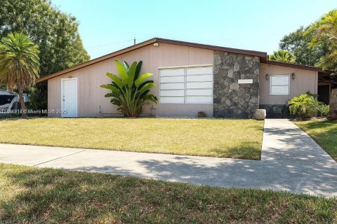 House in Miami, Florida 4 bedrooms № 1932327 - photo 2