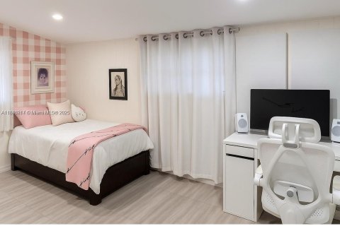 House in Miami, Florida 4 bedrooms № 1932327 - photo 5