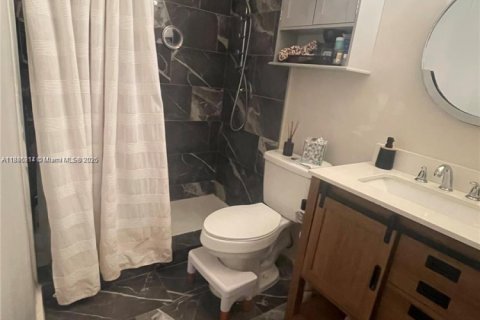 House in Miami, Florida 4 bedrooms № 1932327 - photo 6
