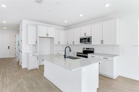 House in Tavares, Florida 5 bedrooms, 260.13 sq.m. № 2205584 - photo 5
