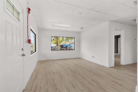 Immobilier commercial à louer à Tampa, Floride: 144.93 m2 № 2306489 - photo 9