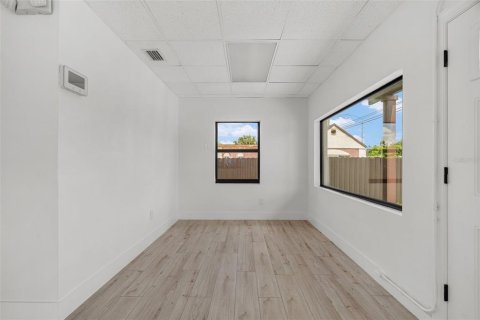 Immobilier commercial à louer à Tampa, Floride: 144.93 m2 № 2306489 - photo 6