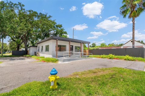 Immobilier commercial à louer à Tampa, Floride: 144.93 m2 № 2306489 - photo 2