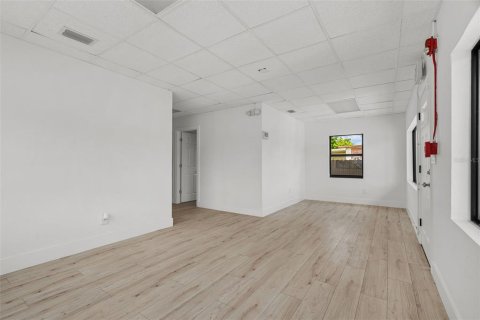 Immobilier commercial à louer à Tampa, Floride: 144.93 m2 № 2306489 - photo 7