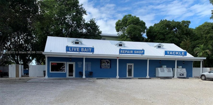 Commercial property in Key Largo, Florida № 2081947