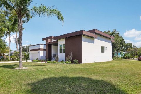 House in Temple Terrace, Florida 4 bedrooms, 291.71 sq.m. № 2396260 - photo 3