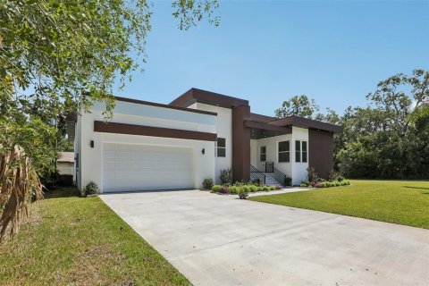House in Temple Terrace, Florida 4 bedrooms, 291.71 sq.m. № 2396260 - photo 2