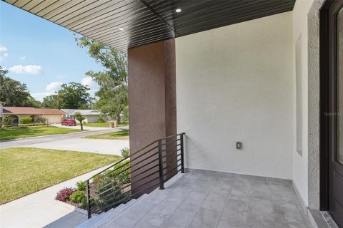 House in Temple Terrace, Florida 4 bedrooms, 291.71 sq.m. № 2396260 - photo 5