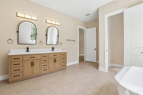 House in Temple Terrace, Florida 4 bedrooms, 291.71 sq.m. № 2396260 - photo 23