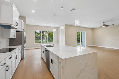 House in Temple Terrace, Florida 4 bedrooms, 291.71 sq.m. № 2396260 - photo 15