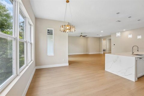 House in Temple Terrace, Florida 4 bedrooms, 291.71 sq.m. № 2396260 - photo 17