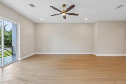 House in Temple Terrace, Florida 4 bedrooms, 291.71 sq.m. № 2396260 - photo 9