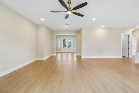 House in Temple Terrace, Florida 4 bedrooms, 291.71 sq.m. № 2396260 - photo 8