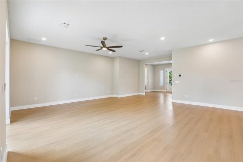 House in Temple Terrace, Florida 4 bedrooms, 291.71 sq.m. № 2396260 - photo 10