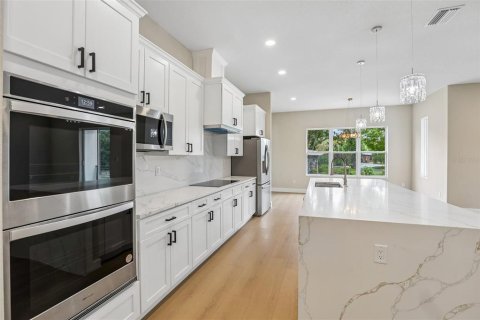 House in Temple Terrace, Florida 4 bedrooms, 291.71 sq.m. № 2396260 - photo 13