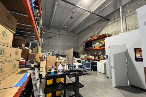 Oficina en alquiler en Sweetwater, Florida № 1154401 - foto 1