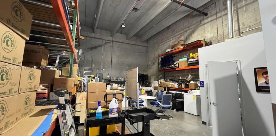 Oficina en Sweetwater, Florida № 1154401