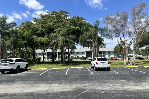 Condo in West Palm Beach, Florida, 2 bedrooms  № 1142297 - photo 1