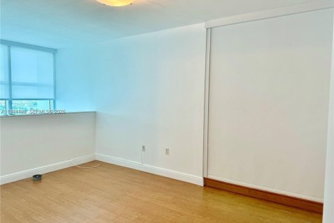 Condo in Aventura, Florida, 2 bedrooms  № 2054022 - photo 13