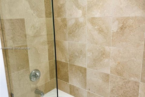 Condo in Aventura, Florida, 2 bedrooms  № 2054022 - photo 16