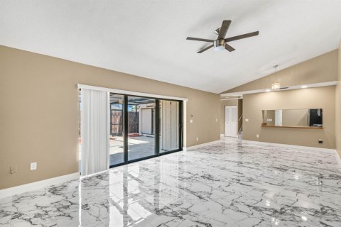 Townhouse in Lake Worth, Florida 3 bedrooms, 152.92 sq.m. № 2175787 - photo 11