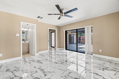 Townhouse in Lake Worth, Florida 3 bedrooms, 152.92 sq.m. № 2175787 - photo 19