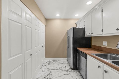 Townhouse in Lake Worth, Florida 3 bedrooms, 152.92 sq.m. № 2175787 - photo 15