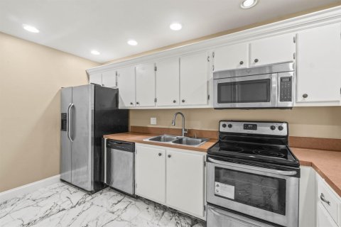 Townhouse in Lake Worth, Florida 3 bedrooms, 152.92 sq.m. № 2175787 - photo 14