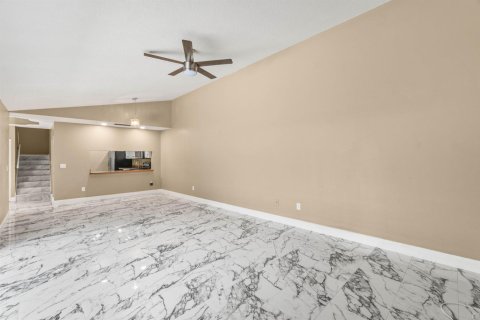 Townhouse in Lake Worth, Florida 3 bedrooms, 152.92 sq.m. № 2175787 - photo 12
