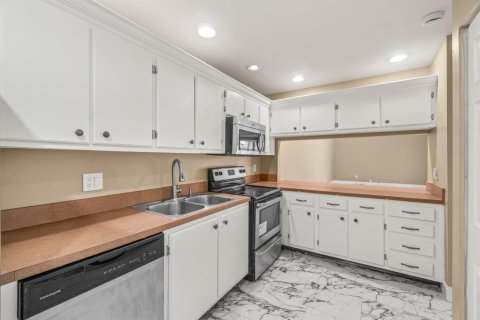 Townhouse in Lake Worth, Florida 3 bedrooms, 152.92 sq.m. № 2175787 - photo 16